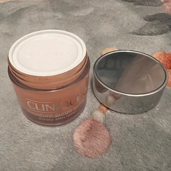 Clinique Moisture Surge Extra Thirsty Skin Relief - Peach with Silver Lid - Picture 4 of 4